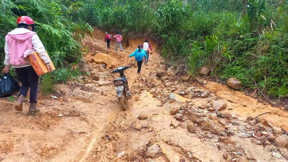 ផ្លូវឆ្ពោះទៅភូមិត្រាអយត្រូវបានខូចខាតយ៉ាងធ្ងន់ធ្ងរដោយសារការរអិលបាក់ដីបន្ទាប់ពីភ្លៀងធ្លាក់ខ្លាំង។ រូបថត៖ ង្វៀនត្រាង tra oi 6 (1 of 1).jpg
