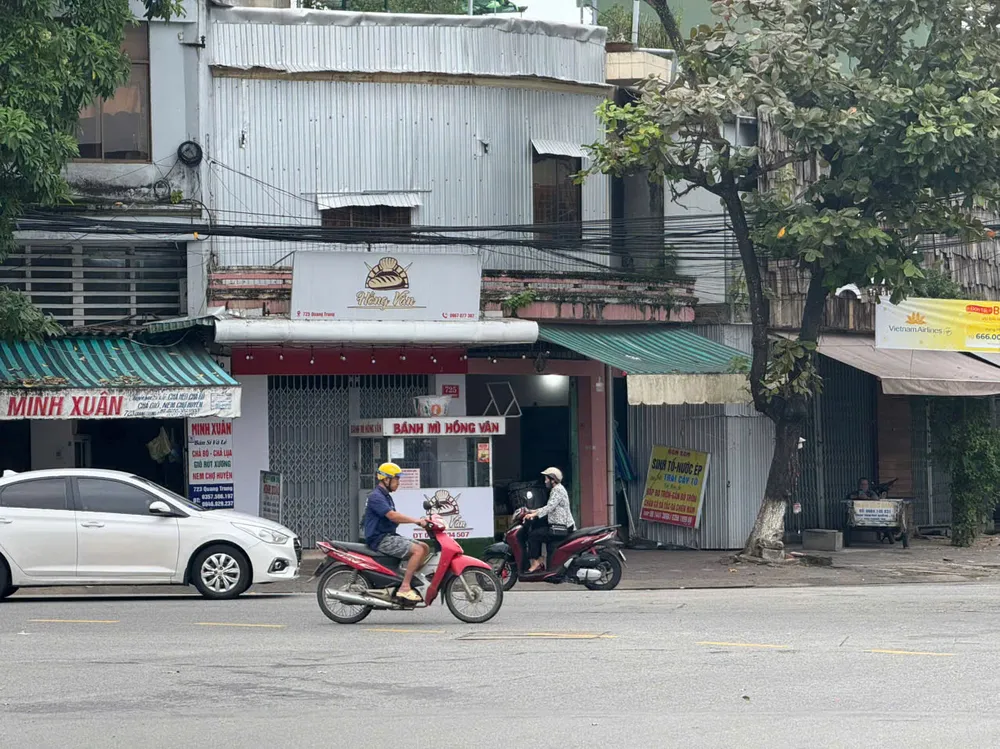 ຮ້ານຂາຍເຂົ້າຈີ່ H.V. ໄດ້ຖືກປິດຊົ່ວຄາວເພື່ອຄວາມສະດວກໃນການກວດກາ ແລະ ສືບສວນຫາສາເຫດ. Tạm ngưng chuỗi cơ sở bánh mì nghi gây ngộ độc thực phẩm ở Quảng Ngãi