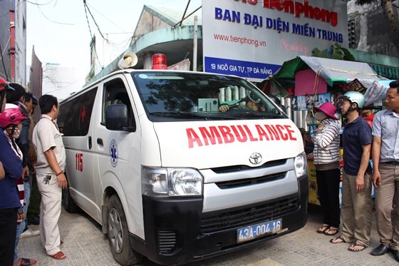 Ambulance arrives at the scene to take the victim's body ( photo SGGP )