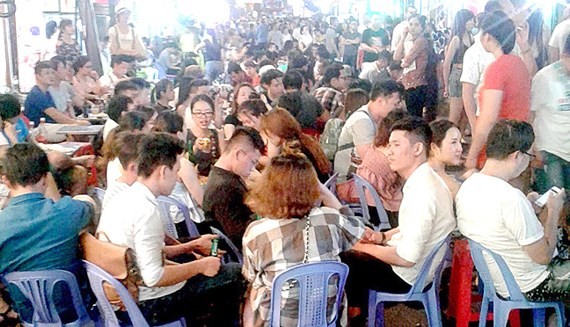 Many furniture stores occupy the pavement in Bui Vien street and there is no space for visitors (photo SGGP) 