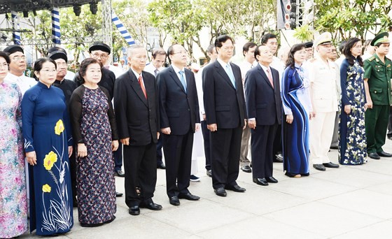 The HCMC delegates offer flowers at President Ho Chi Minh statue. Picture: QUANG HUY