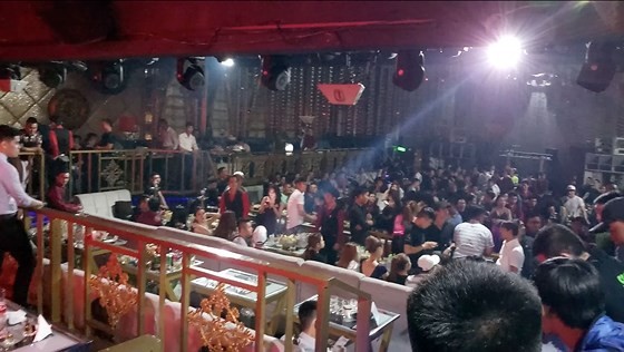 Äá»t kÃch nhà hà ng á» trung tâm quáºn 1, hà ng chục nữ tiếp viên thoát y phục vụ khách ảnh 4