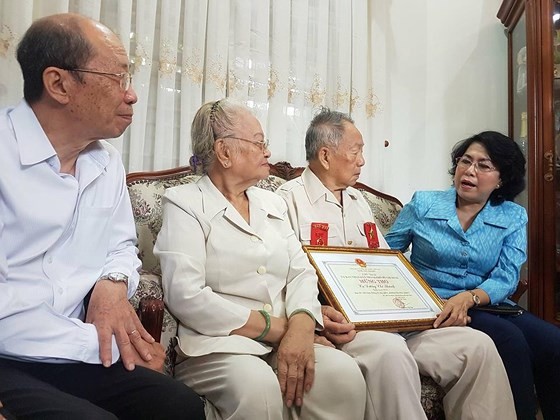 Comrade To Thi Bich Chau extends her best wishes to Mr. Duong Chi Thanh