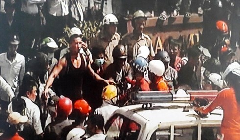 Nguyen William Anh (wearing a black T-shirt) climbs the special car (photo VOV)