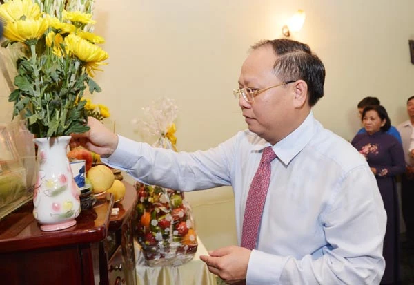 Dâng hương tưởng niệm đồng chí Dương Quang Đông ảnh 1 Dâng hương tưởng niệm đồng chí Dương Quang Đông ảnh 1