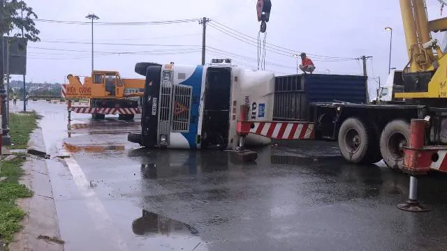 Xe container ôm cua lật chắn ngang đường trong cơn mưa ảnh 1