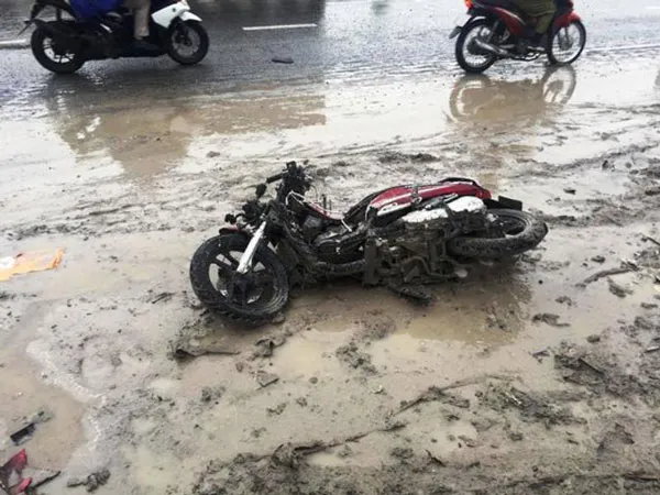 Xe container cán chết 2 người ở dốc cầu Phú Mỹ ảnh 3