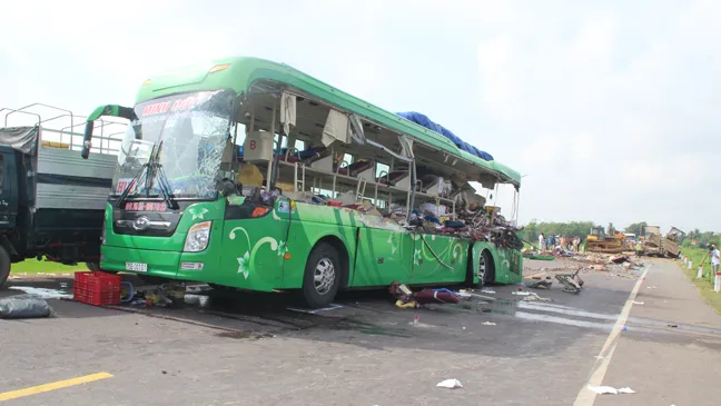 Tai nạn giao thông kinh hoàng ở Bình Định: Ít nhất 11 người thương vong ảnh 7 Tai nạn giao thông kinh hoàng ở Bình Định: Ít nhất 11 người thương vong ảnh 7