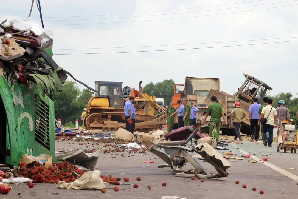 Tai nạn giao thông kinh hoàng tại Bình Định: Nhân chứng hiện trường kể lại vụ việc ảnh 1