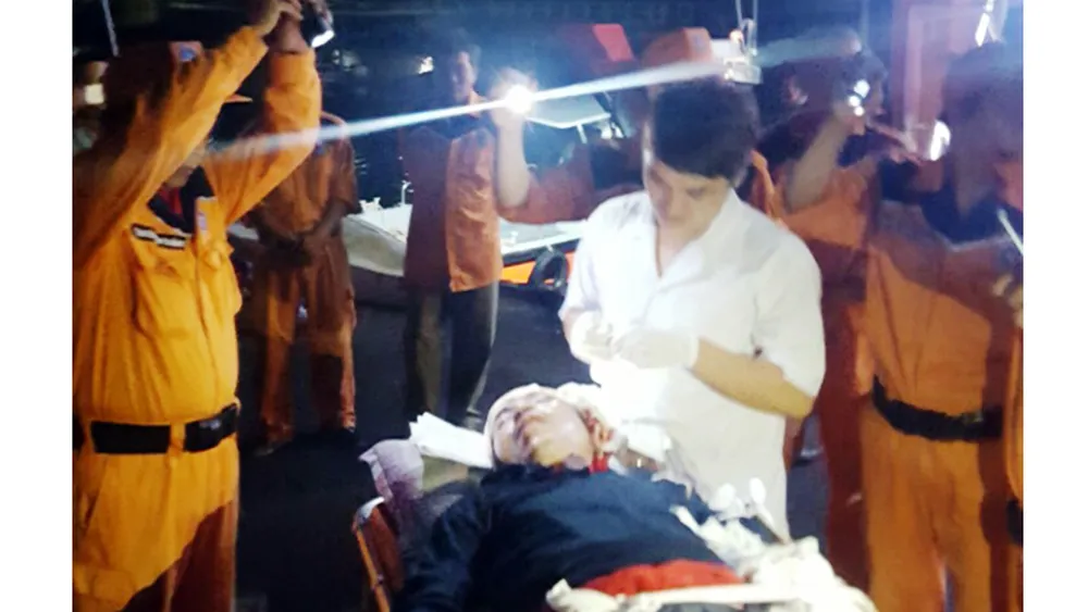 Hai ngư dân Bình Định gặp tai nạn lao động khi đánh bắt trên biển ảnh 2 Hai ngư dân Bình Định gặp tai nạn lao động khi đánh bắt trên biển ảnh 2