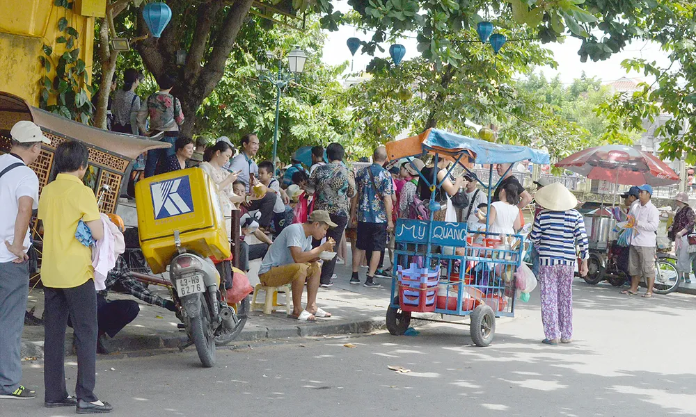 Khó xử lý hàng rong ở phố cổ Hội An ảnh 1 Khó xử lý hàng rong ở phố cổ Hội An ảnh 1