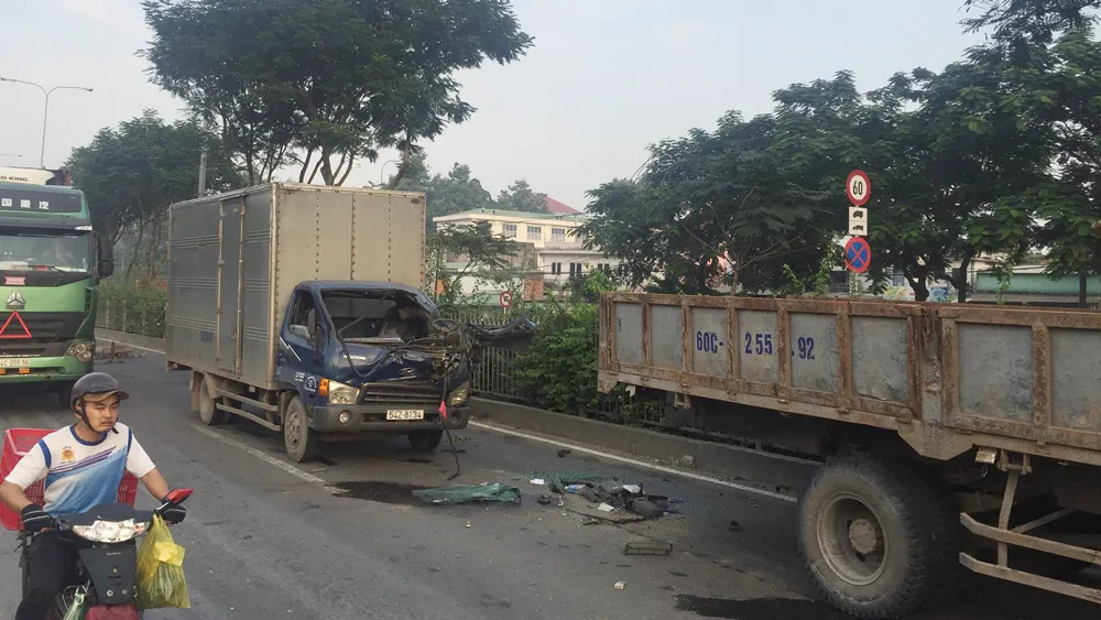 2 xe tải va chạm, tài xế mắc kẹt trong cabin tử vong  ảnh 1