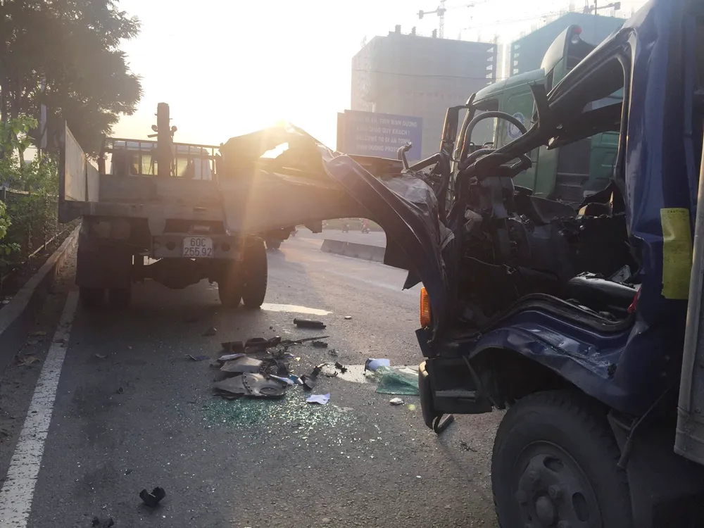 2 xe tải va chạm, tài xế mắc kẹt trong cabin tử vong  ảnh 4