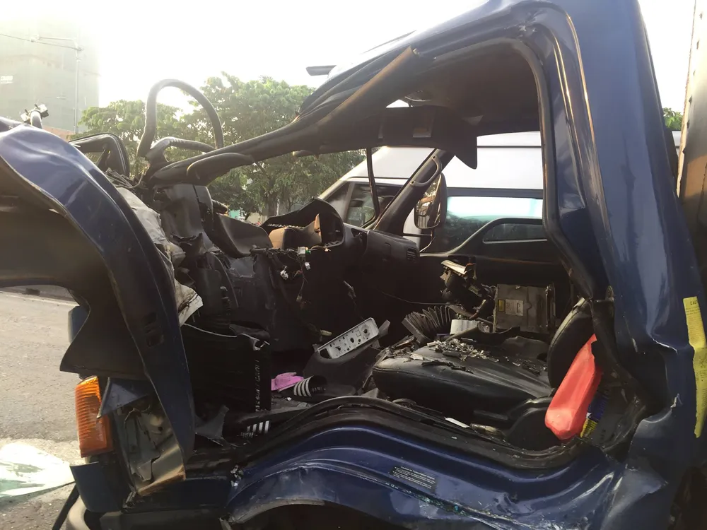 2 xe tải va chạm, tài xế mắc kẹt trong cabin tử vong  ảnh 3