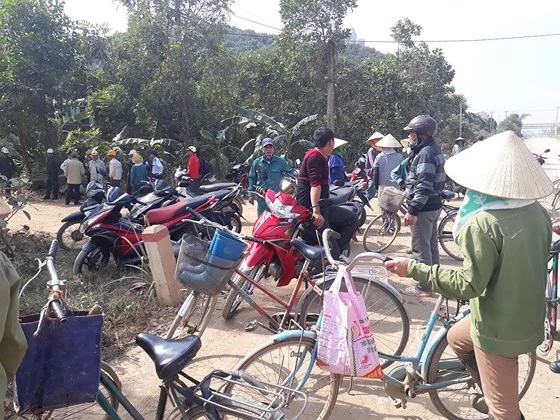  Người dân tập trung ở khu vực phát hiện thi thể một cháu bé ở phường Đông Sơn (Thị xã Bỉm Sơn)