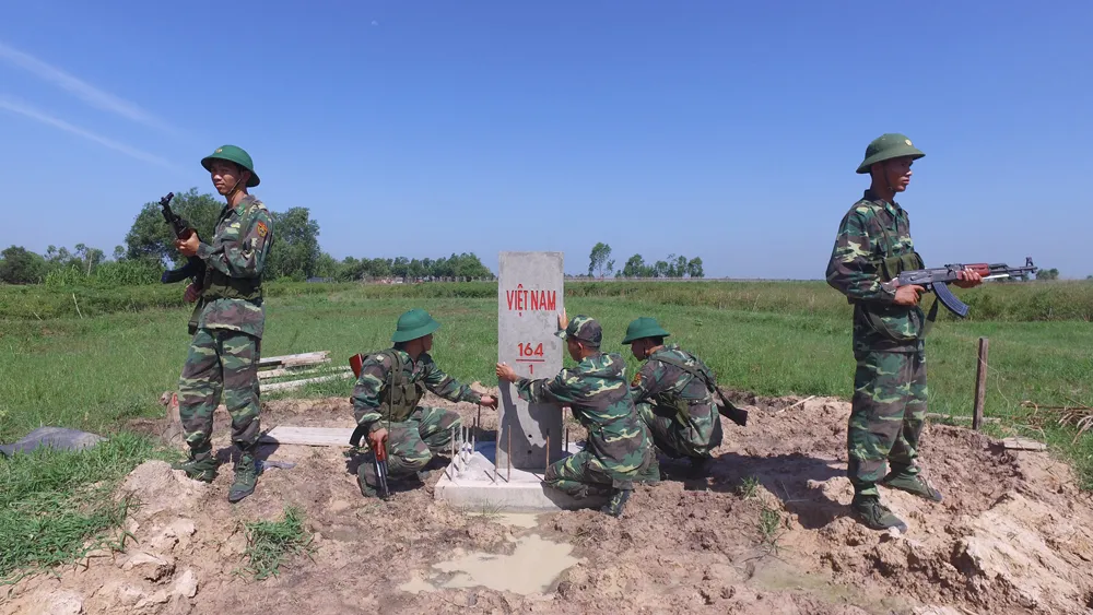 Trên vai áo lính ảnh 2