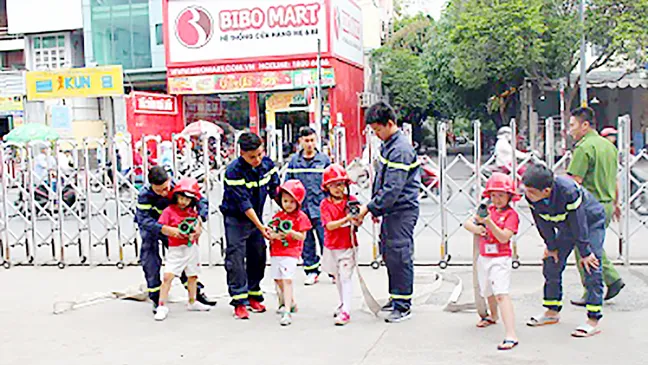 Bé mầm non học cách thoát nạn ảnh 1 Bé mầm non học cách thoát nạn ảnh 1