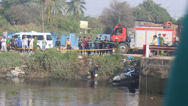 Vụ người nhái lặn tìm người nghi rớt sông: Chủ xe máy trình diện ảnh 1