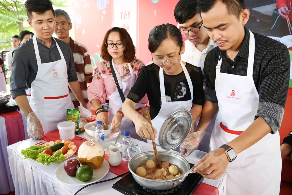 Hàng ngàn gia đình cùng kéo đến siêu thị Co.opmart để nấu ăn ảnh 2