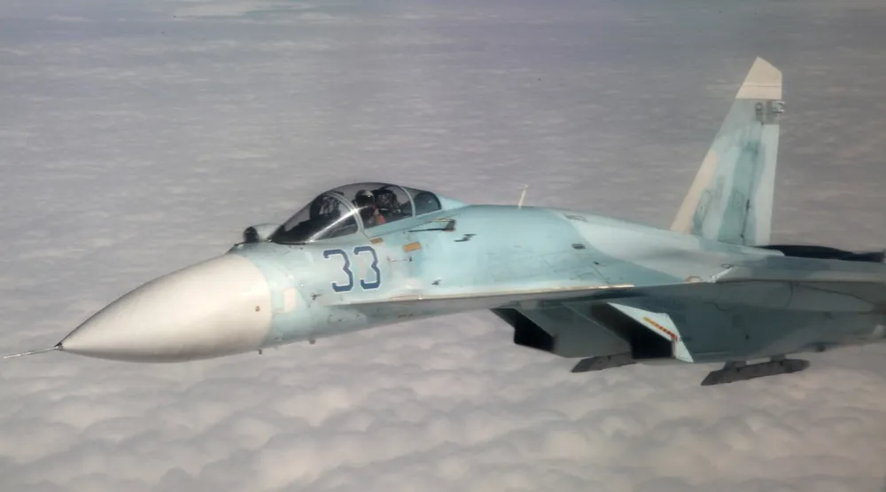 Tiêm kích Su-27 của Nga chặn máy bay do thám Mỹ ảnh 1 Tiêm kích Su-27 của Nga chặn máy bay do thám Mỹ ảnh 1