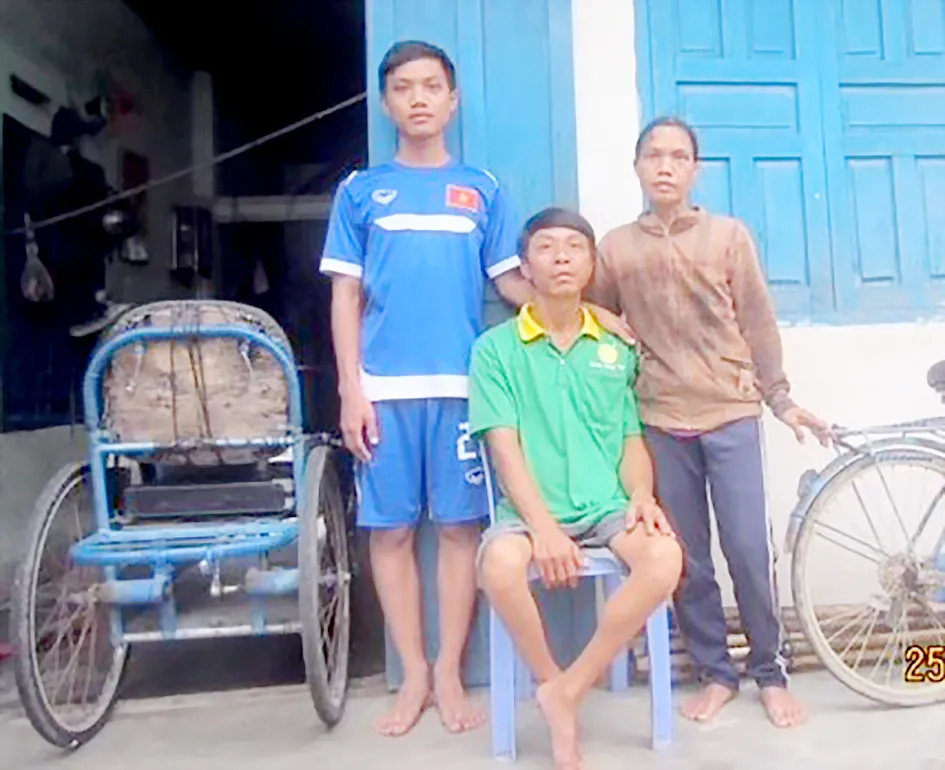 Cha mẹ tàn tật, đau yếu, gắng nuôi 4 con ăn học ảnh 1 Cha mẹ tàn tật, đau yếu, gắng nuôi 4 con ăn học ảnh 1