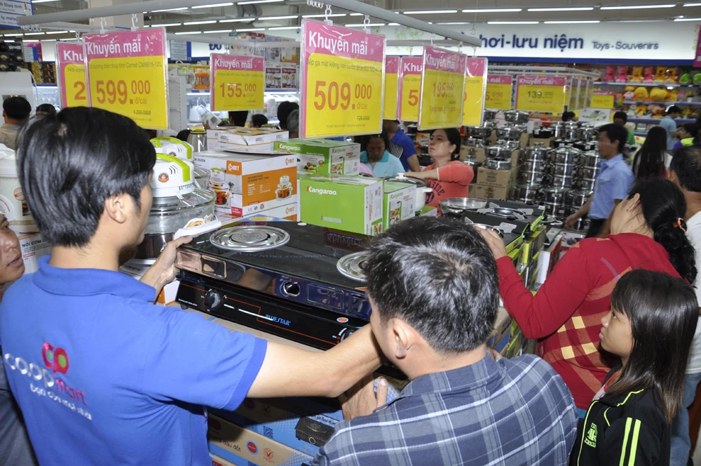 Siêu thị Co.opmart Hồng Ngự tấp nập khách nhờ giảm giá mạnh ảnh 2 Siêu thị Co.opmart Hồng Ngự tấp nập khách nhờ giảm giá mạnh ảnh 2