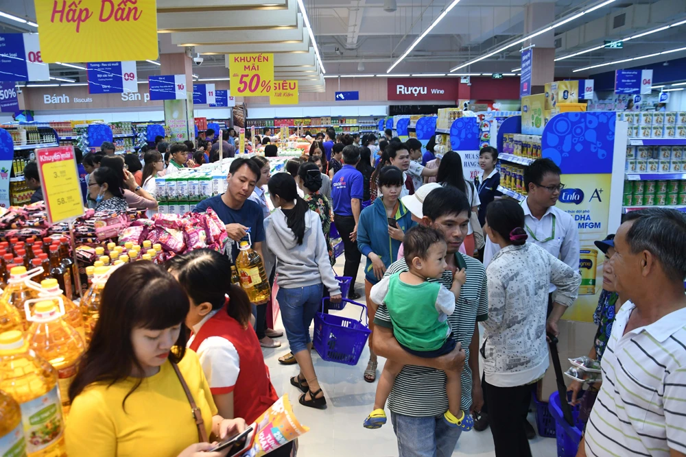 Siêu thị Co.opmart Hồng Ngự tấp nập khách nhờ giảm giá mạnh ảnh 1 Siêu thị Co.opmart Hồng Ngự tấp nập khách nhờ giảm giá mạnh ảnh 1