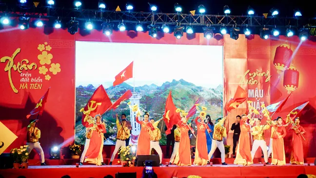 “Xuân trên đất biển Hà Tiên” - Chương trình nghệ thuật chào mừng thị xã Hà Tiên tròn 20 tuổi ảnh 1