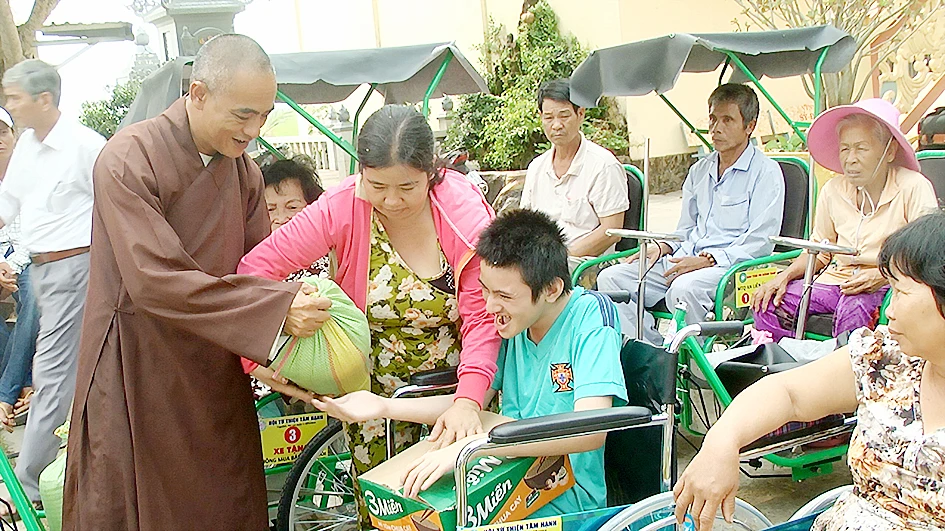 Tặng 25 xe lăn cho người khuyết tật