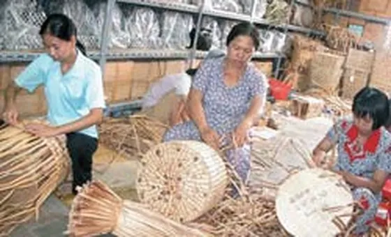Đan sọt lục bình xuất khẩu tại HTX mây tre lá Ba Nhất. Ảnh: CAO THĂNG