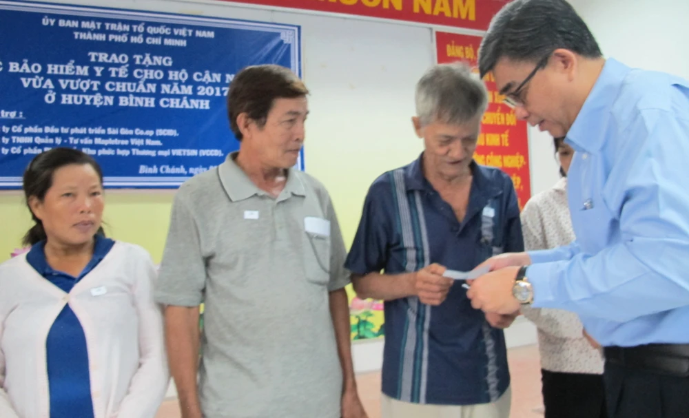 Tặng thẻ BHYT hộ cận nghèo vừa vượt chuẩn tại Bình Chánh ảnh 2 Tặng thẻ BHYT hộ cận nghèo vừa vượt chuẩn tại Bình Chánh ảnh 2