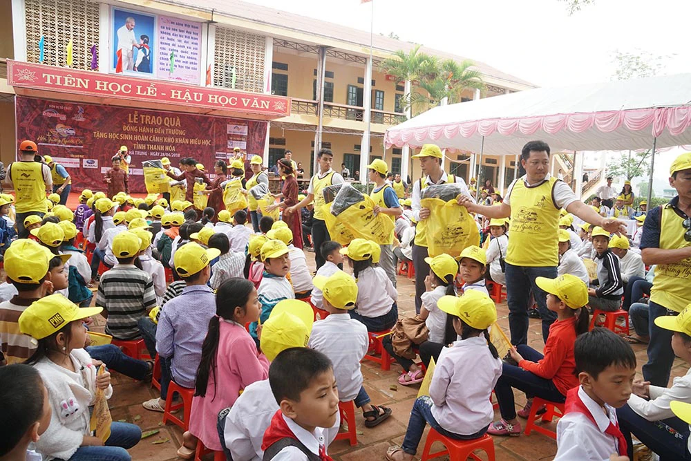 Tặng 601 xe đạp, 2.000 phần quà cho học sinh vượt khó ở Thanh Hóa và Ninh Bình ảnh 2 Tặng 601 xe đạp, 2.000 phần quà cho học sinh vượt khó ở Thanh Hóa và Ninh Bình ảnh 2