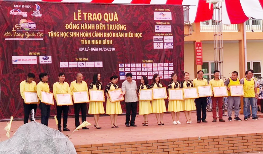 Tặng 601 xe đạp, 2.000 phần quà cho học sinh vượt khó ở Thanh Hóa và Ninh Bình ảnh 3 Tặng 601 xe đạp, 2.000 phần quà cho học sinh vượt khó ở Thanh Hóa và Ninh Bình ảnh 3