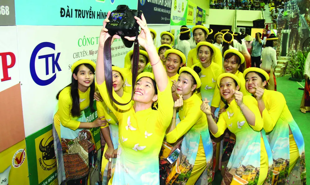 Chữ tình, chữ nghĩa ở một sân chơi ảnh 2 Chữ tình, chữ nghĩa ở một sân chơi ảnh 2