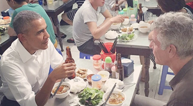 Tổng thống Mỹ Obama ăn bún chả cùng Bourdain tại Hà Nội, Việt Nam năm 2016. Ảnh: Instagram Anthony Bourdain