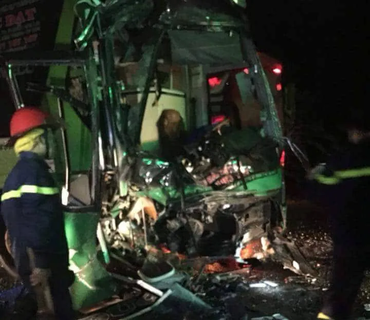 Hai xe khách giường nằm tông nhau, 24 người bị thương nặng ảnh 1