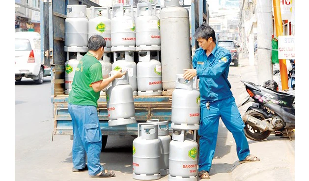 Đưa gas vào một cửa hàng cung ứng cho người dân. Ảnh: CAO THĂNG