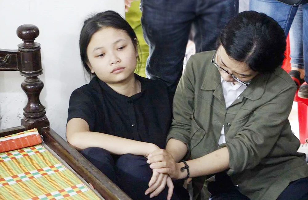 Xót thương 4 đứa con côi cút ảnh 1 Xót thương 4 đứa con côi cút ảnh 1