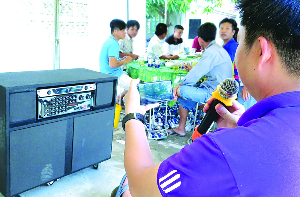 Karaoke di động tiếp tục “tra tấn” xóm làng ảnh 1 Karaoke di động tiếp tục “tra tấn” xóm làng ảnh 1