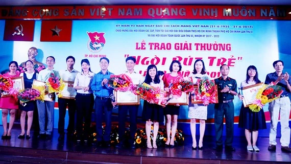 Các phóng viên, biên tập viên nhận giải thưởng “Ngòi bút trẻ” 2017