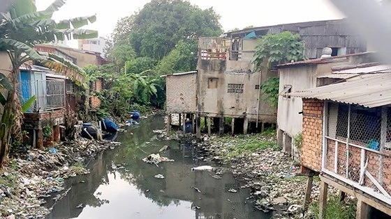 Một đoạn của rạch Xuyên Tâm, quận Bình Thạnh). Ảnh: THANH HẢI