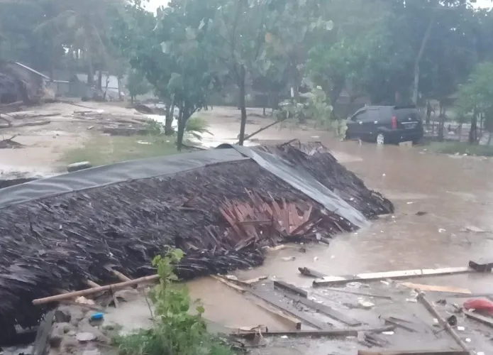 Sóng thần bất ngờ xảy ra ở Indonesia, gần 1.000 người thương vong ảnh 9