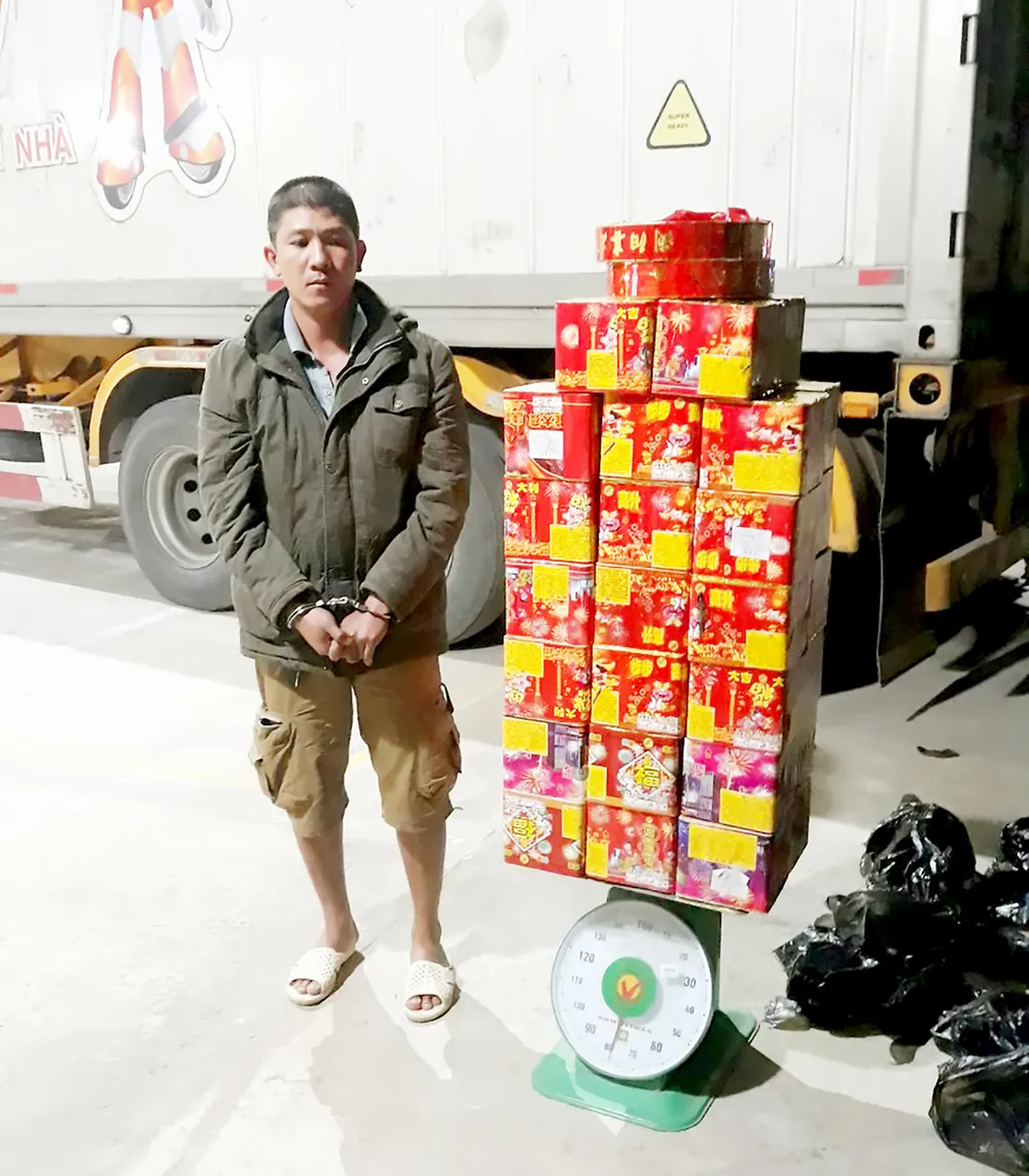 Nóng bỏng buôn lậu cuối năm - Bài 2: Gian truân ngăn chặn hàng phi pháp ảnh 1