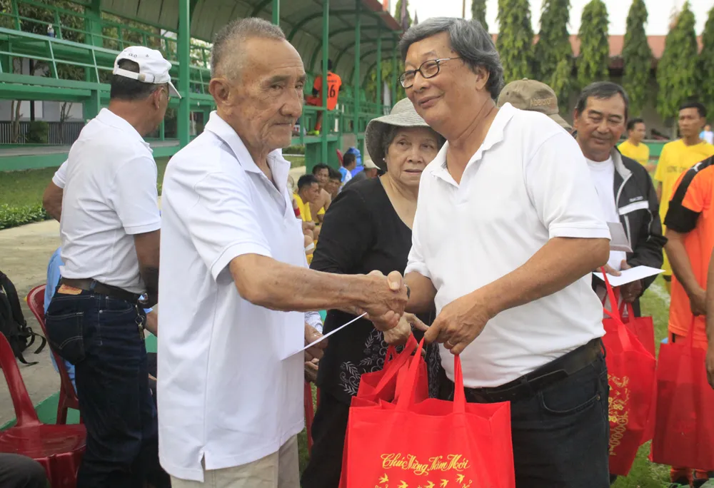 Tặng quà tết cho 40 cựu cầu thủ TPHCM có hoàn cảnh khó khăn ảnh 1