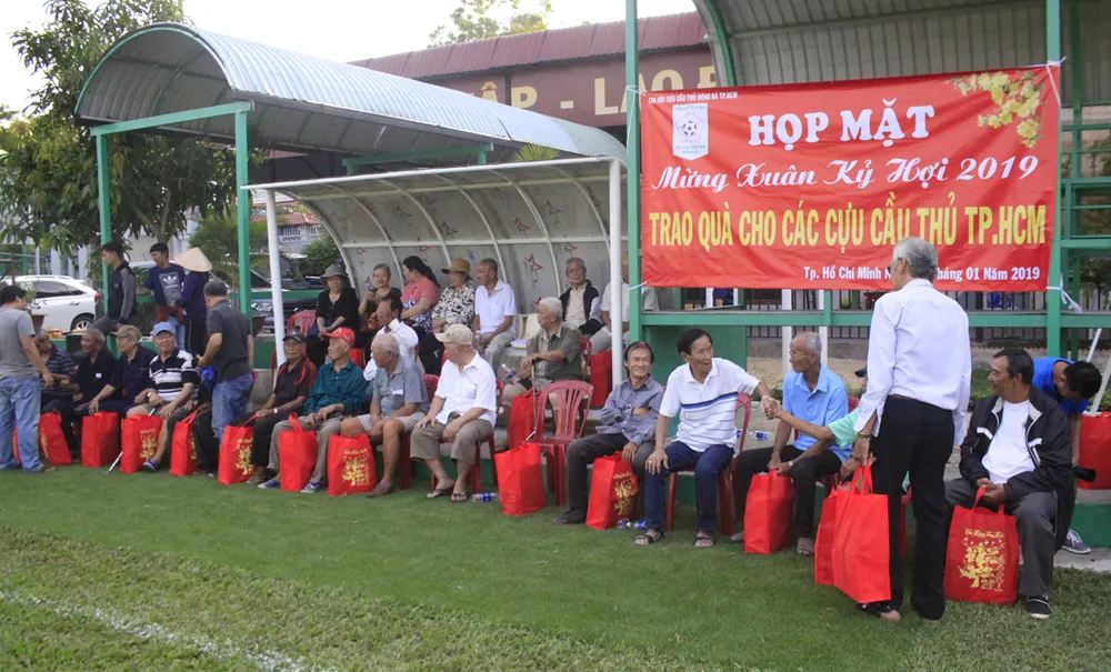 Tặng quà tết cho 40 cựu cầu thủ TPHCM có hoàn cảnh khó khăn ảnh 2