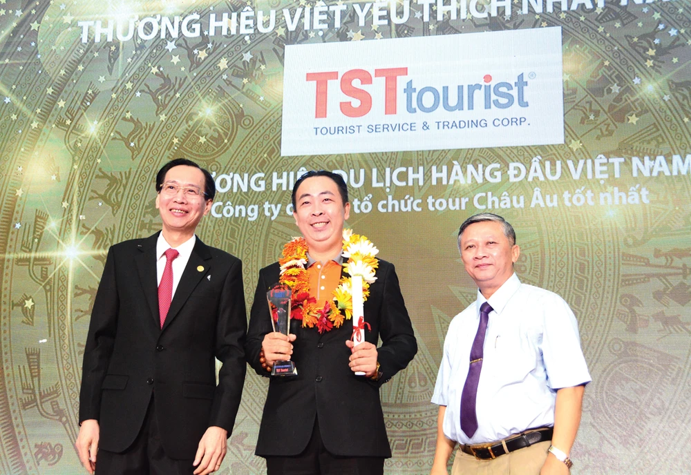 TST Tourist 12 năm liên tiếp đạt giải thưởng “Thương hiệu vàng”