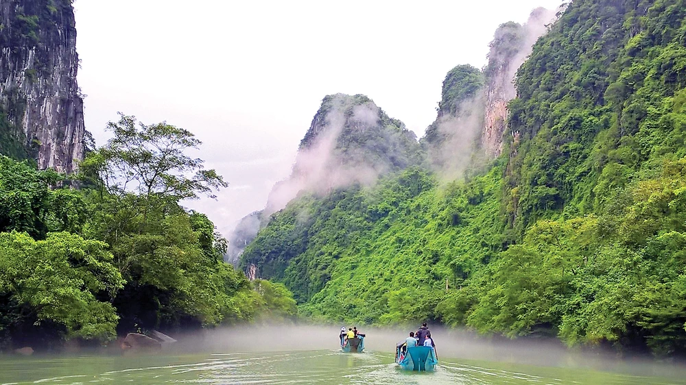 Sông treo trên núi