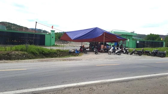Người dân lại dựng rạp chặn cổng, phản đối nhà máy xử lý rác thải ảnh 1 Người dân lại dựng rạp chặn cổng, phản đối nhà máy xử lý rác thải ảnh 1