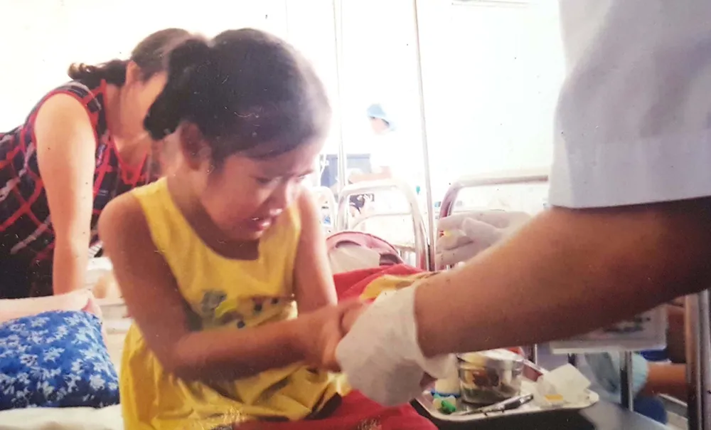 Bé 5 tuổi mắc bệnh hiểm, cha mẹ nghèo bế tắc ảnh 1