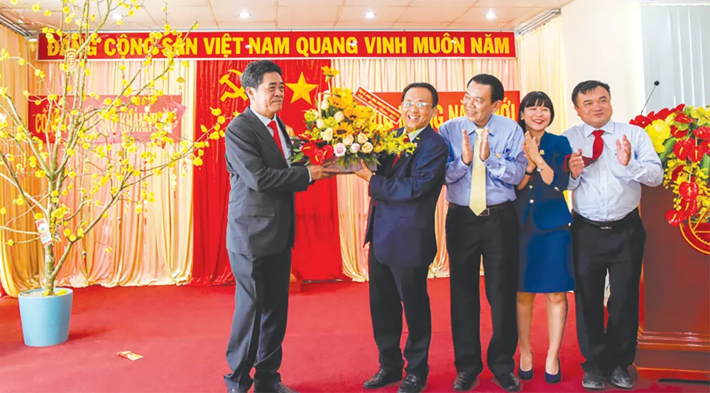 Ông Lê Thanh Quang tặng hoa cho tập thể Ban Lãnh đạo Công ty Yến sào Khánh Hòa